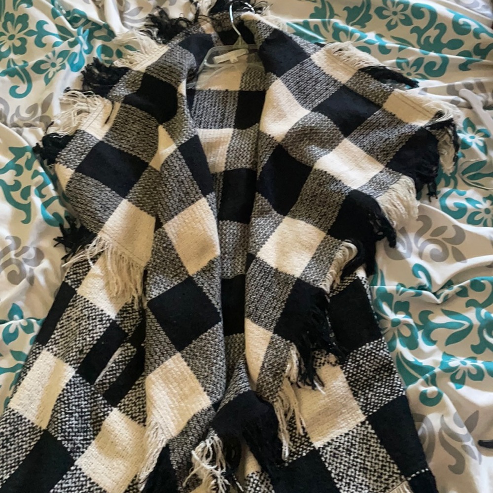Short sleeve vest ; size medium. Black and white checkered